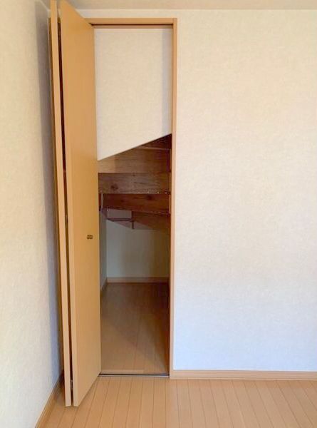 その他設備　階段下にも有効活用した収納がございます♪