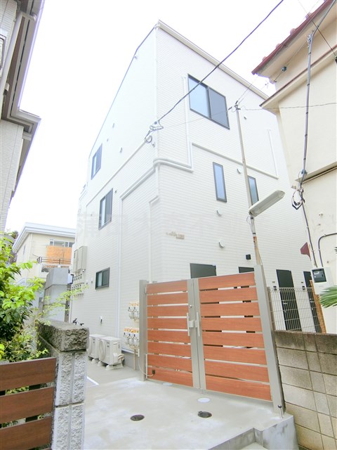 建物外観　外観　2021年6月築　木造3階建て総戸数8戸東京都大田区西