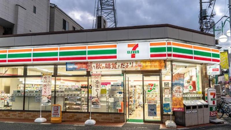 コンビニ　セブン-イレブン 足立青井駅前店（コンビニ）まで400m