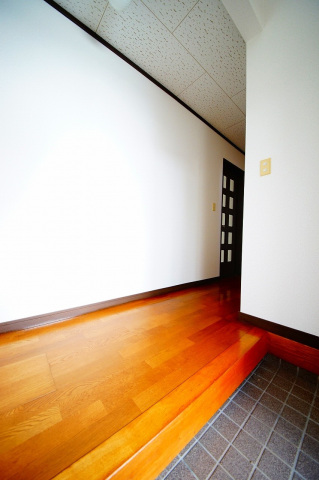 七栄654-321貸家の玄関写真