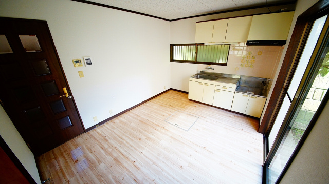 七栄654-321貸家の居間写真