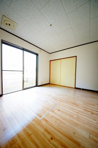 七栄654-321貸家の居間写真