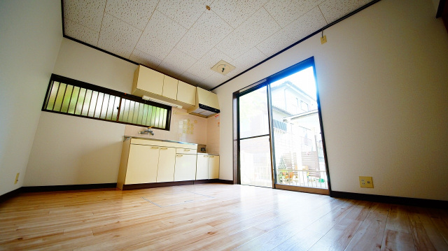 七栄654-321貸家の居間写真