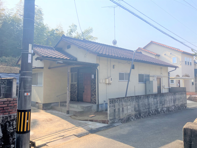 建物外観　きれいに整えられたリフォーム済み戸建