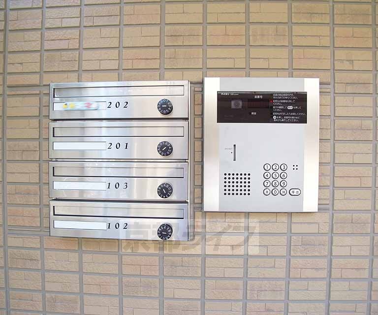 エントランス　安心オートロックと郵便受けです。