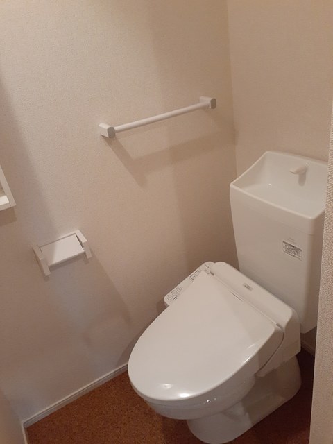 トイレ　嬉しい温水洗浄便座付きです♪