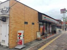 コンビニ　セブンイレブン 八尾萱振町3丁目店（コンビニ）まで360m