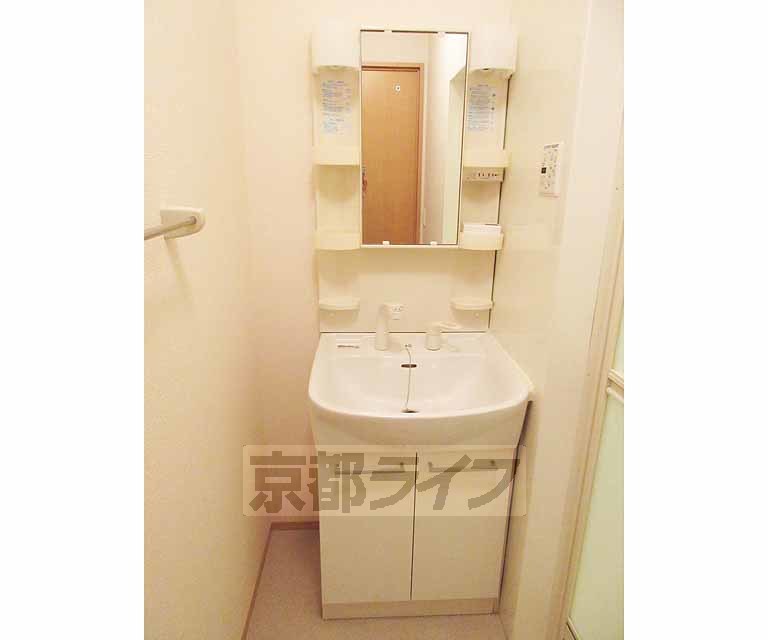 洗面設備　鏡横に小物入れがある洗面台！