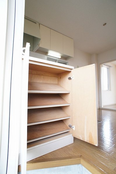 玄関　※実際の仕様と異なる場合は現況を優先致します。