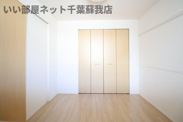 その他部屋・スペース　開放的な寝室です