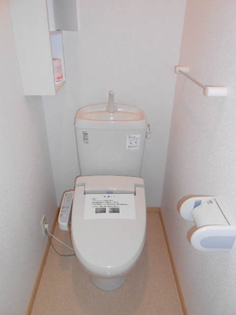 トイレ　温水洗浄便座完備・小物収納棚有り