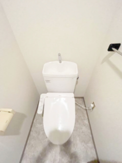京成本線 谷津駅 徒歩13分 3階建 築37年のトイレ写真