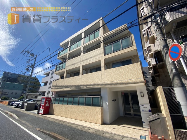 建物外観　大通り沿いで帰り道も安心です