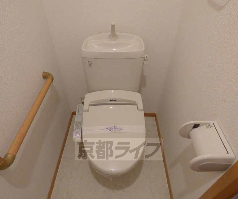 トイレ　ウォシュレット付が嬉しいですね。