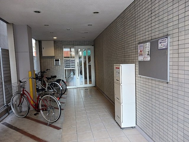 エントランス　落ち着いたエントランスです