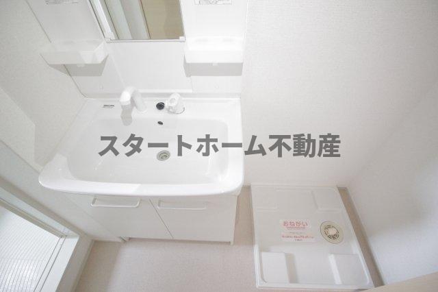 洗面設備　明るい洗面所です
