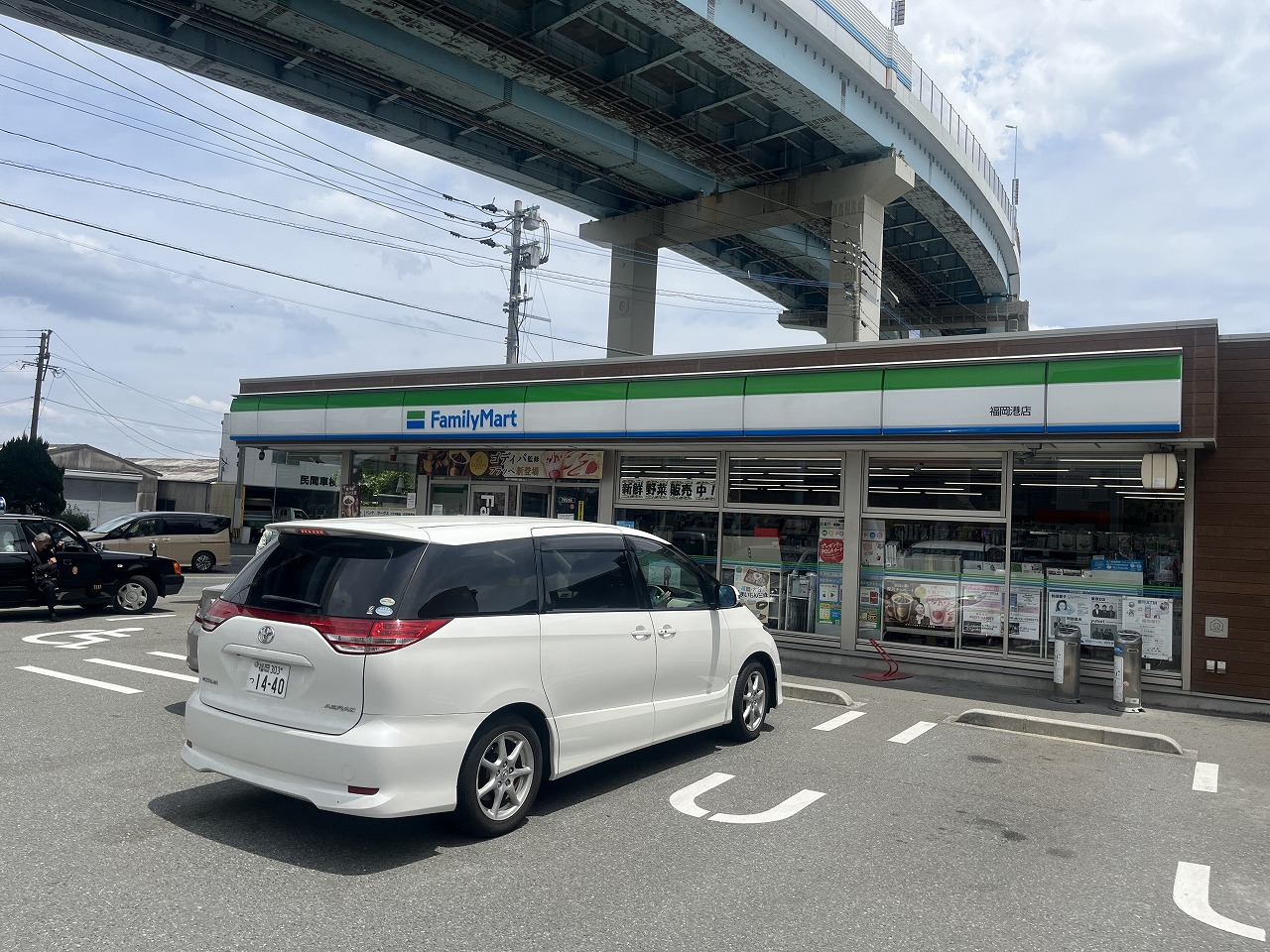 コンビニ　ファミリーマート福岡港店（コンビニ）まで588m