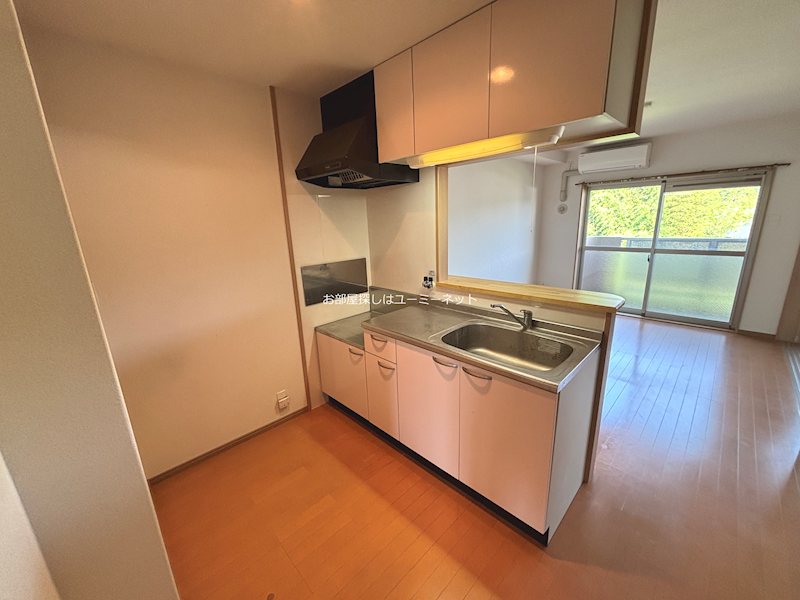 キッチン　※303号室の画像。現況と相違がある場合は、現況優先
