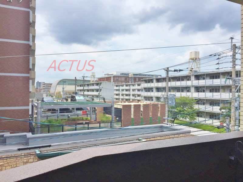 バルコニー　正面が抜けており、日当たりの良い室内です♪