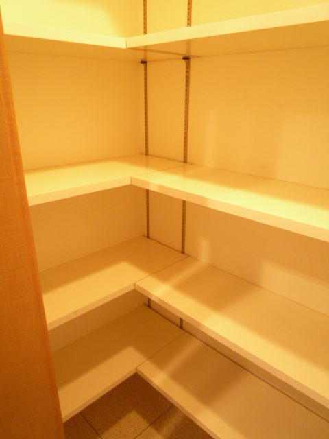 その他　納戸完備の広々部屋。