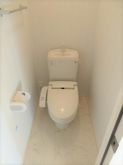トイレ　写真は別の部屋のものです。