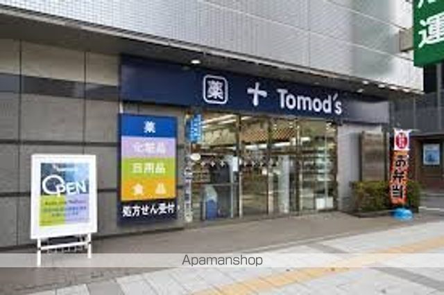 ドラックストア　トモズ浜松町店（ドラッグストア）まで65m