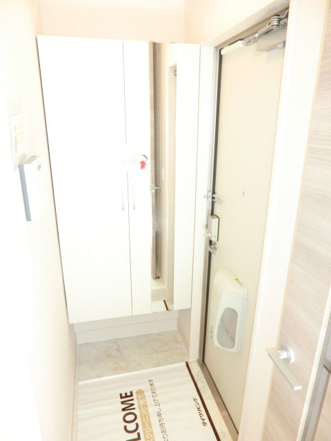 玄関　鏡付きの玄関で身だしなみバッチリ