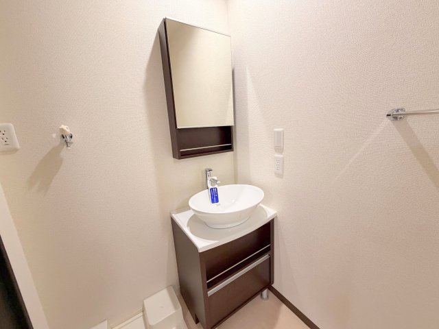 洗面設備　人気の独立洗面所にはうれしいシャンプードレッサーが付いてます
