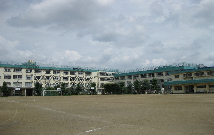 中学校　渋谷区立代々木中学校（中学校）まで469m