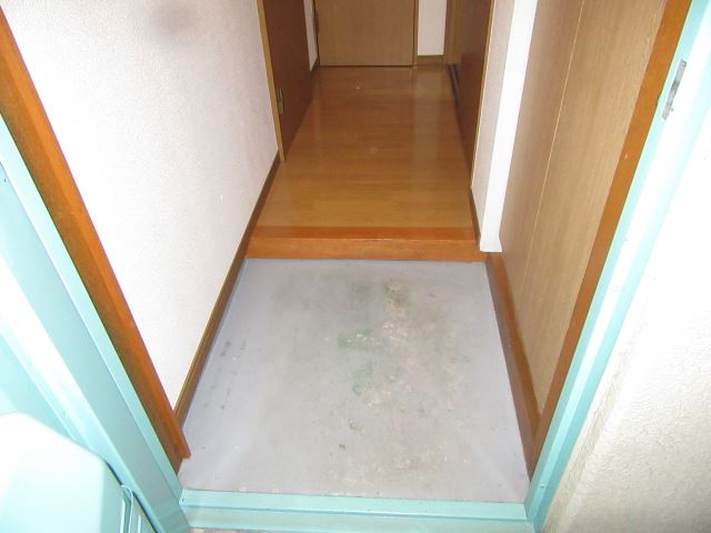 玄関　ドアを開けてすぐに広々とした玄関