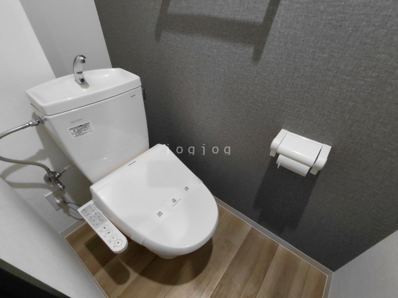 トイレ　嬉しい温水洗浄便座付きのトイレです。