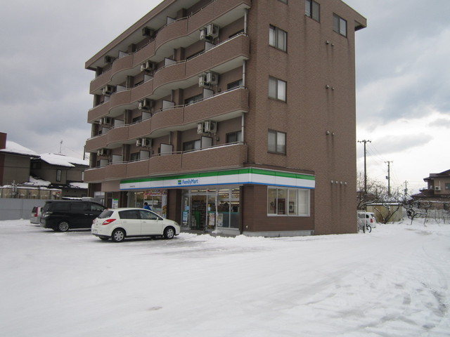 コンビニ　ファミリーマート秋田茨島四丁目店（コンビニ）まで637m