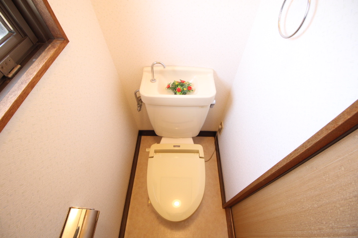 トイレ　窓付きのトイレです！