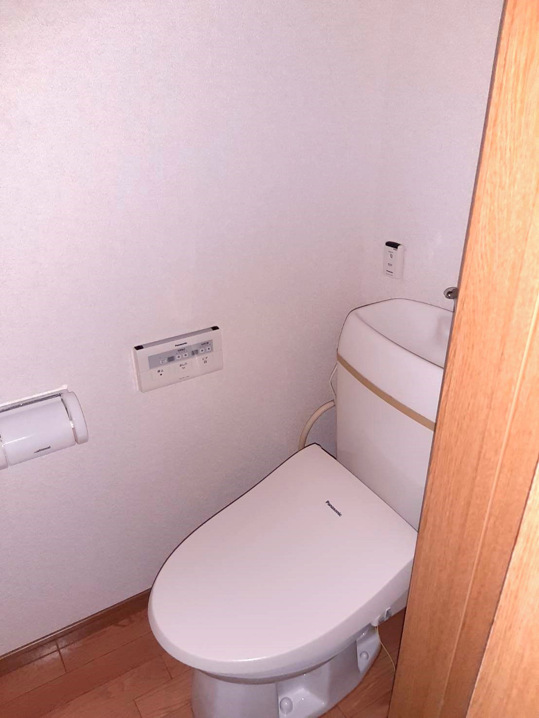 新潟市西区 2階建 築30年のトイレ写真