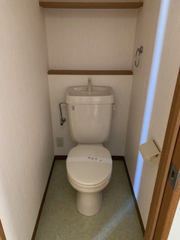 トイレ　落ち着いた色調のトイレです