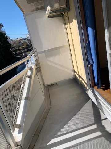 バルコニー　外からの目が気にならないバルコニーで洗濯物が干せます