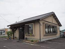 【丸亀市飯山町東小川のアパートの飲食店】