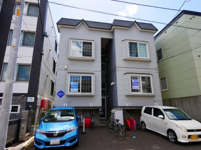 札幌市中央区北十四条西のアパートの建物外観