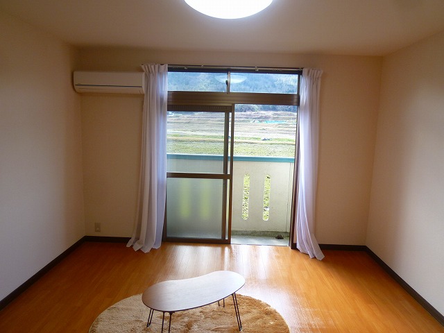 アースAの居間写真