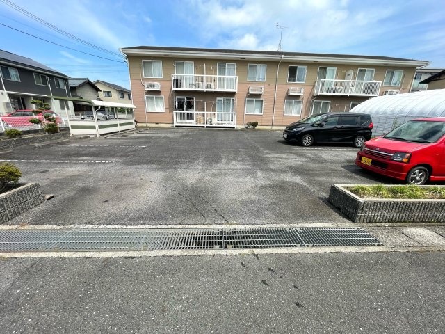 【近江八幡市西本郷町東のアパートの駐車場】