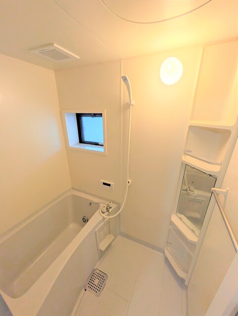 バス・シャワールーム　☆小窓付き浴室☆