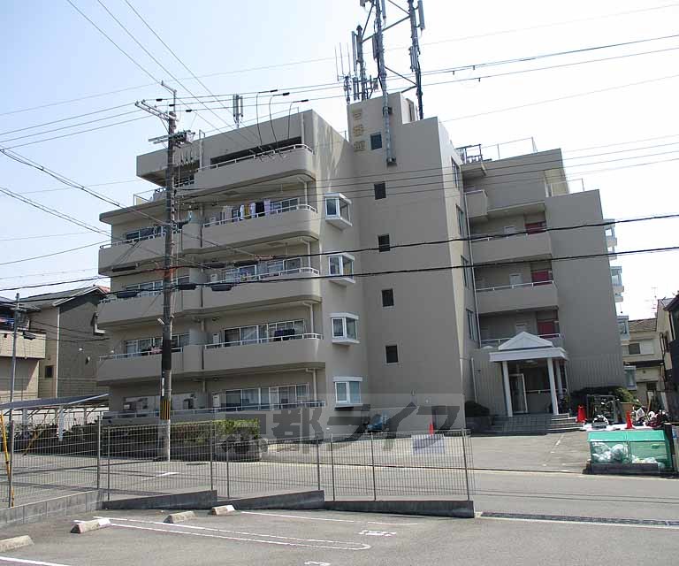 【宇治市五ケ庄のマンションの建物外観】