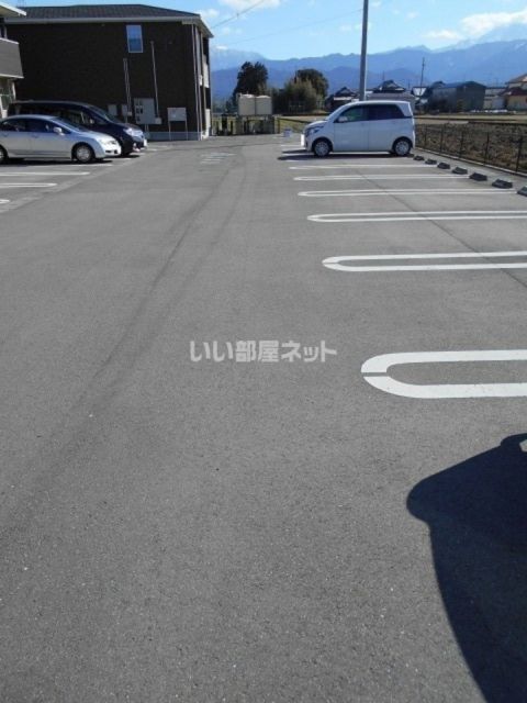 【西条市丹原町古田のアパートの駐車場】