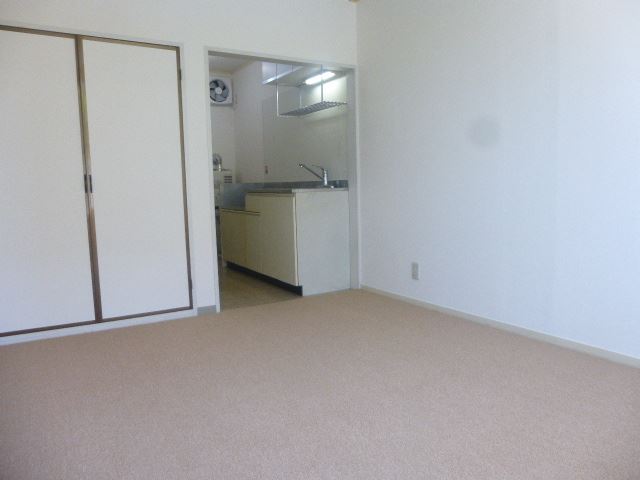 居室・リビング　広々とつかえる６畳の洋室