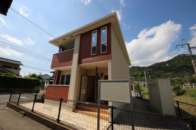 安芸郡坂町小屋浦のアパートの建物外観