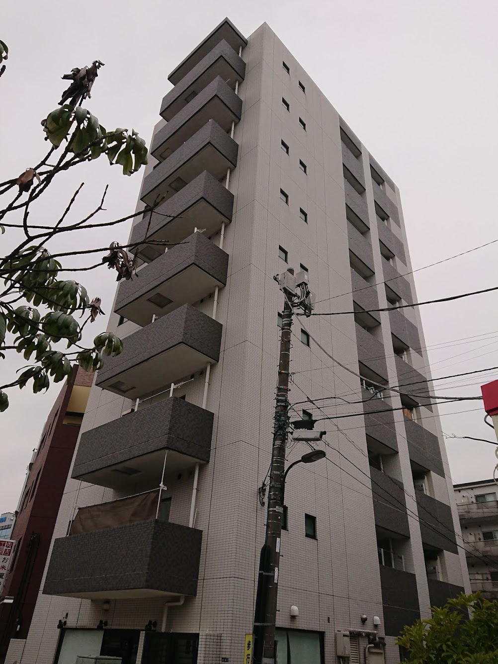 新宿区市谷台町のマンションの建物外観