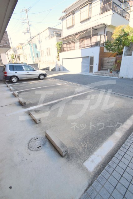 【吹田市千里山月が丘のマンションの駐車場】