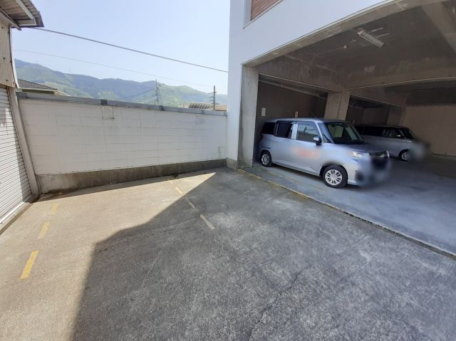 【紀の川市名手市場のマンションの駐車場】