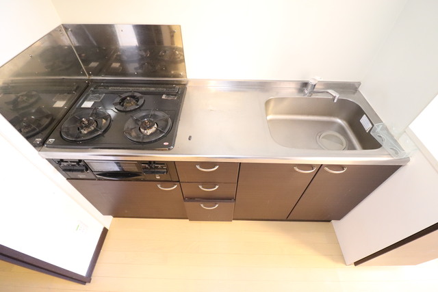 キッチン　ガスコンロ３口＆グリル付き