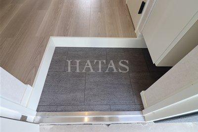 玄関　同物件別部屋です。